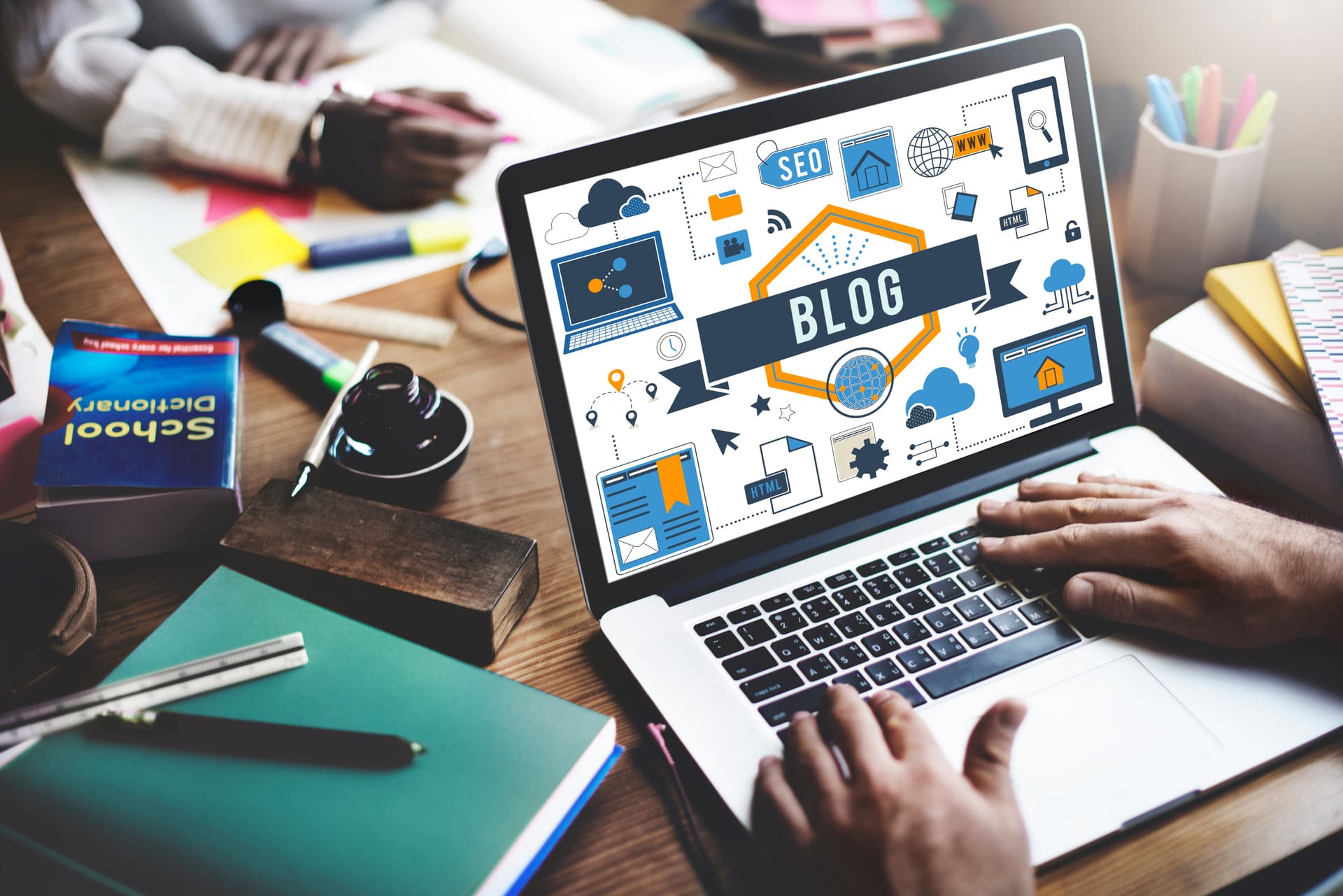 Laptop mit Blog und SEO-Symbolen auf Bildschirm