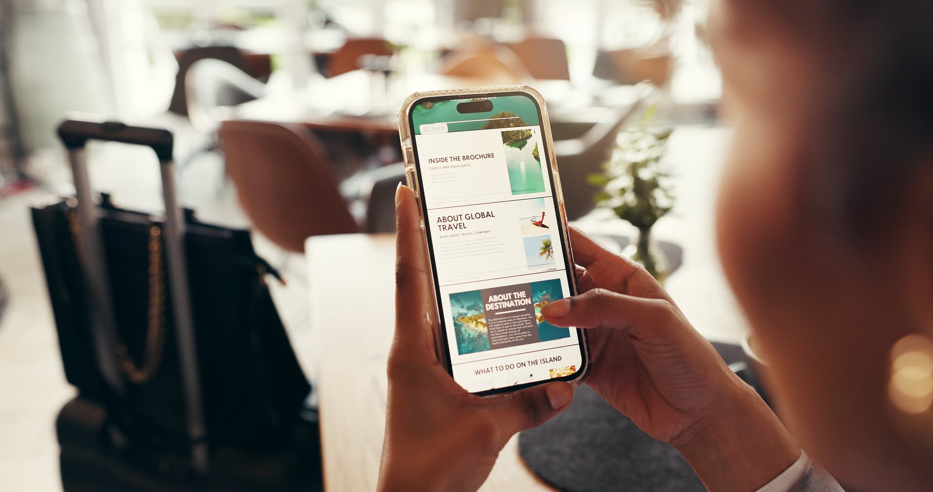 Person liest Reiseinformationen auf Handy
